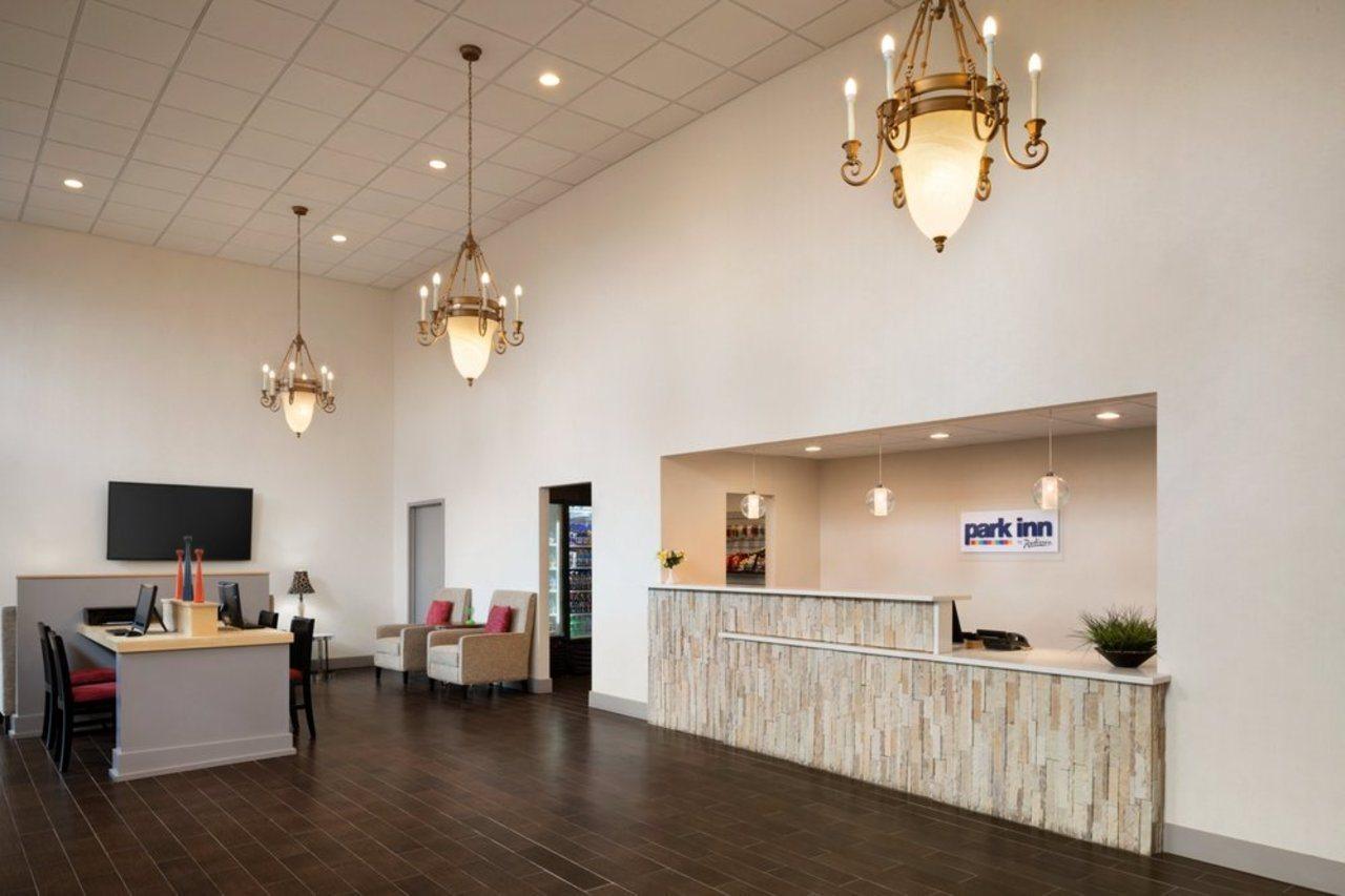 Ramada By Wyndham Uniontown Hotel Bagian luar foto