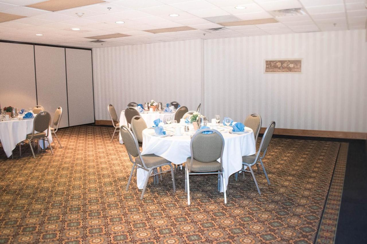 Ramada By Wyndham Uniontown Hotel Bagian luar foto