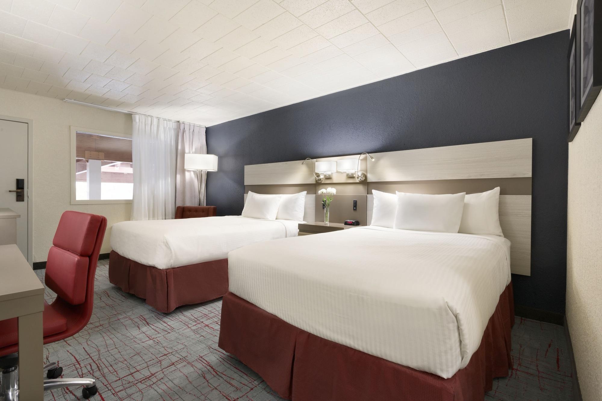 Ramada By Wyndham Uniontown Hotel Bagian luar foto