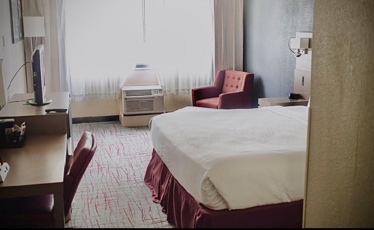 Ramada By Wyndham Uniontown Hotel Bagian luar foto