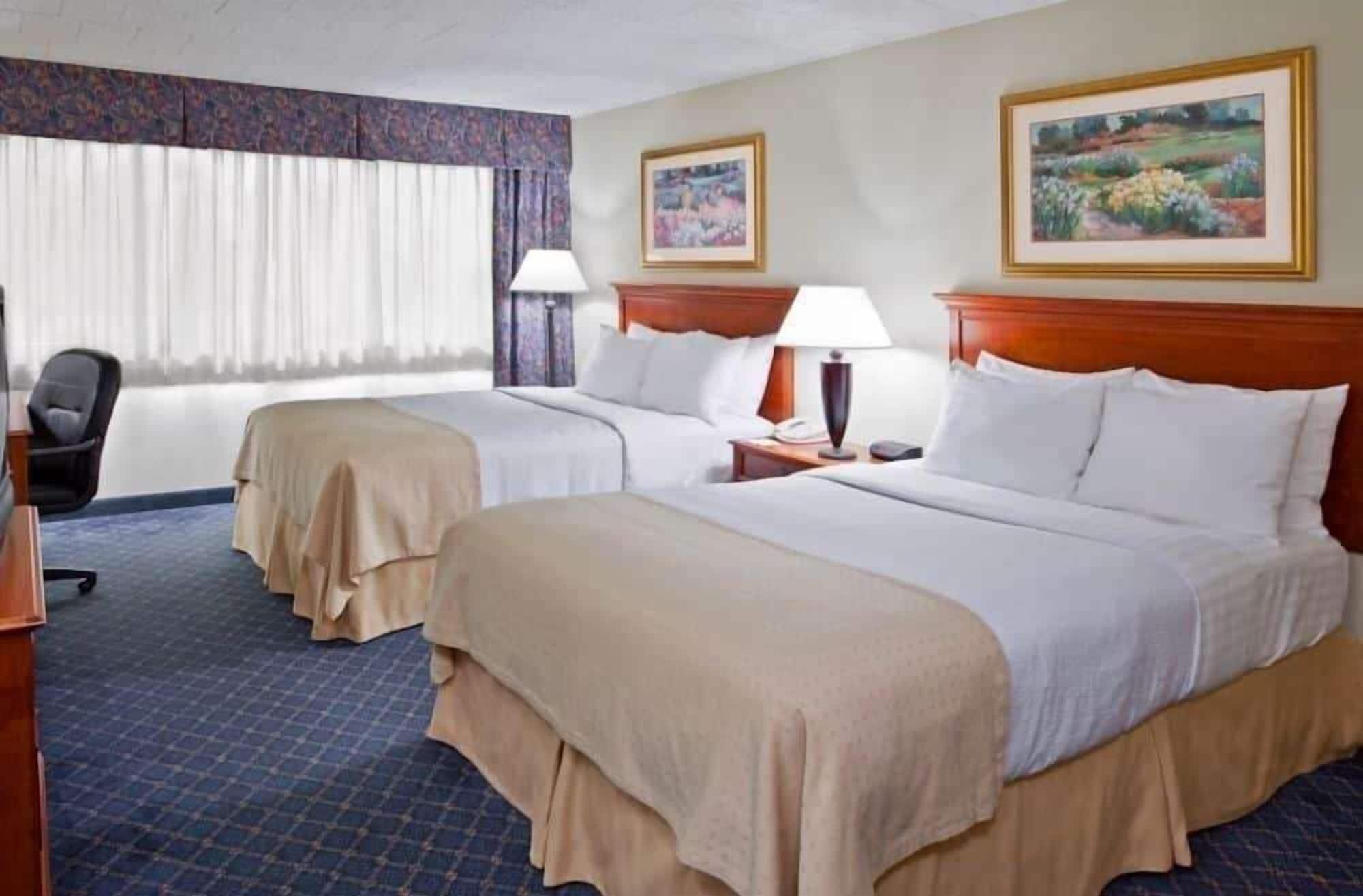 Ramada By Wyndham Uniontown Hotel Bagian luar foto