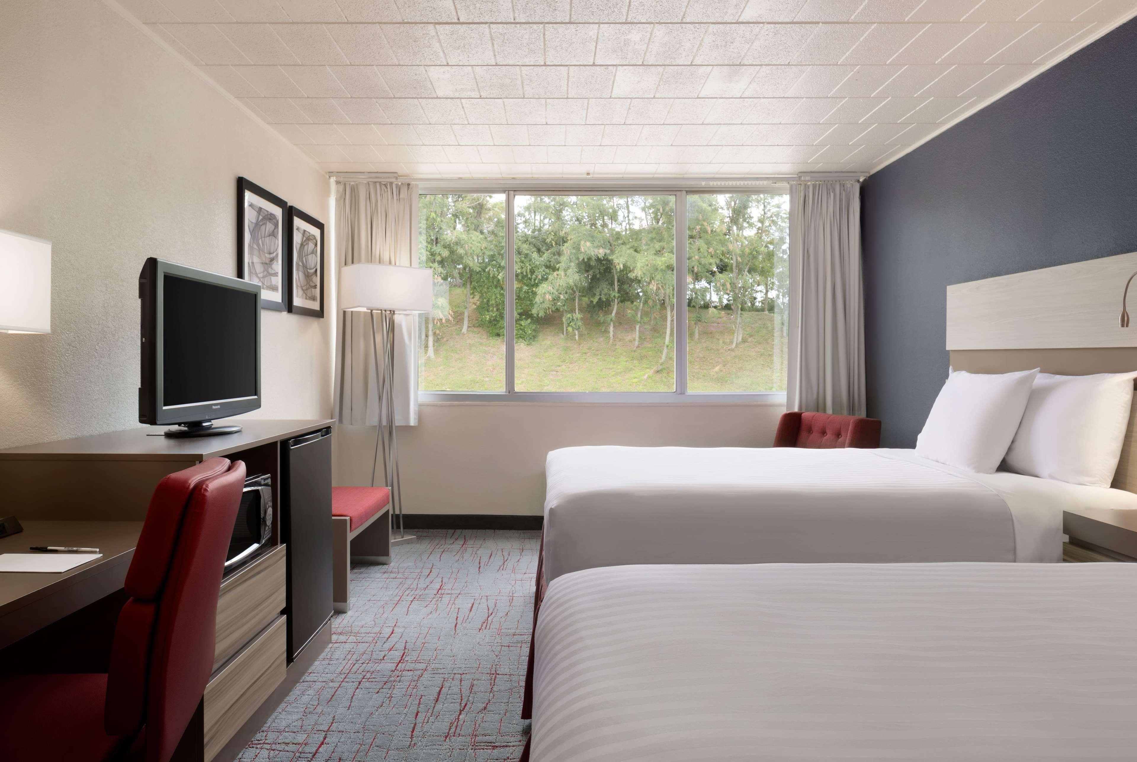 Ramada By Wyndham Uniontown Hotel Bagian luar foto