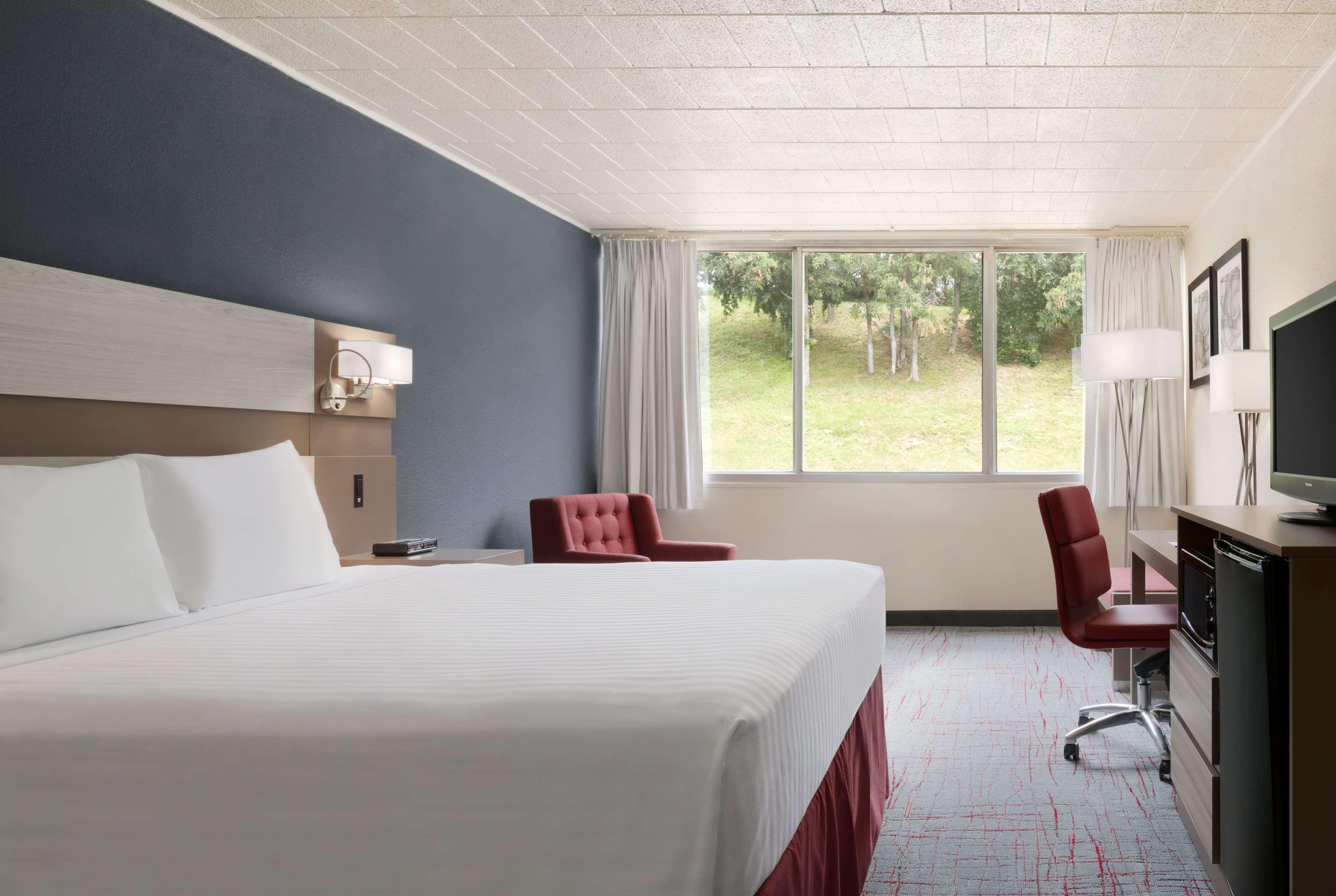 Ramada By Wyndham Uniontown Hotel Bagian luar foto