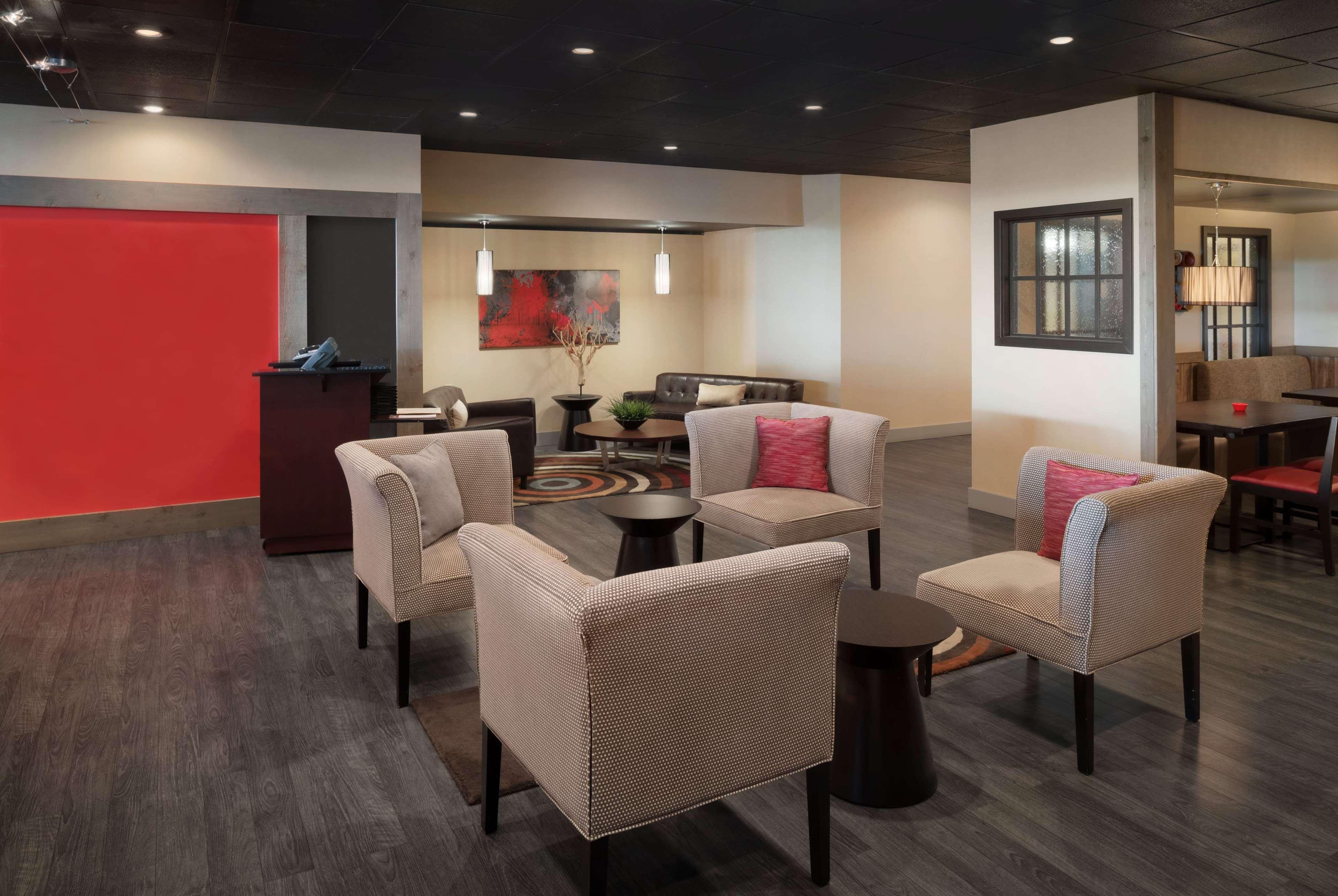 Ramada By Wyndham Uniontown Hotel Bagian luar foto