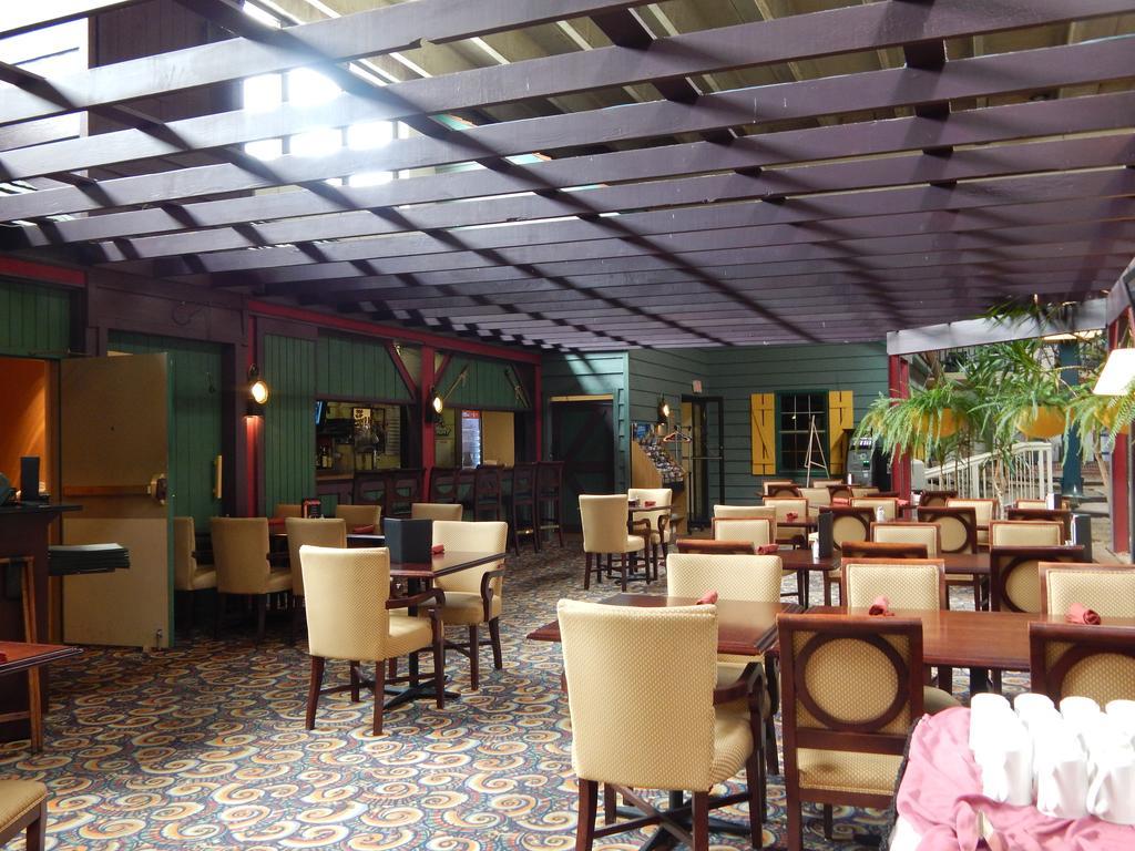 Ramada By Wyndham Uniontown Hotel Bagian luar foto