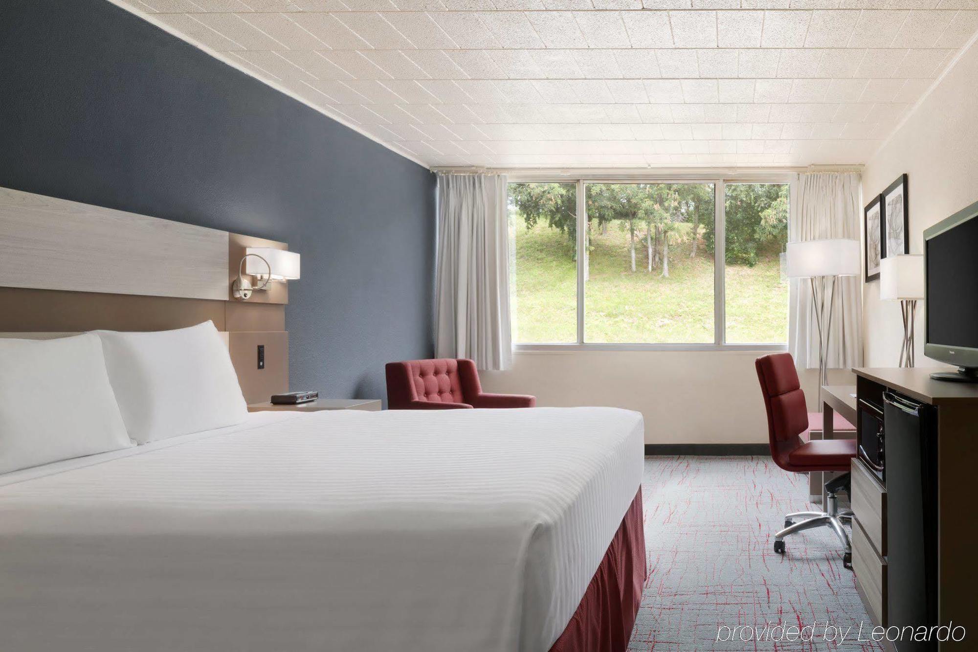 Ramada By Wyndham Uniontown Hotel Bagian luar foto
