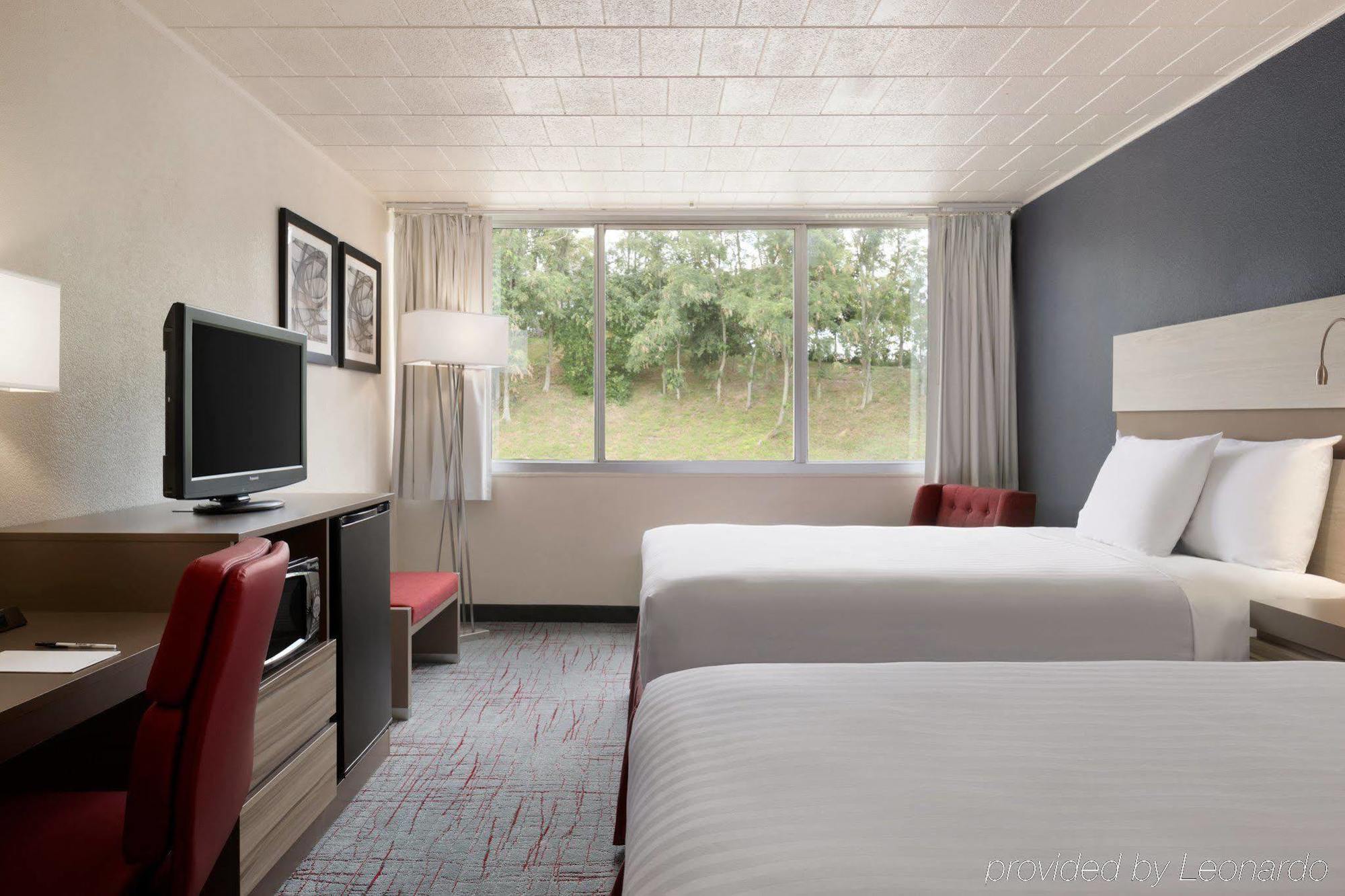 Ramada By Wyndham Uniontown Hotel Bagian luar foto