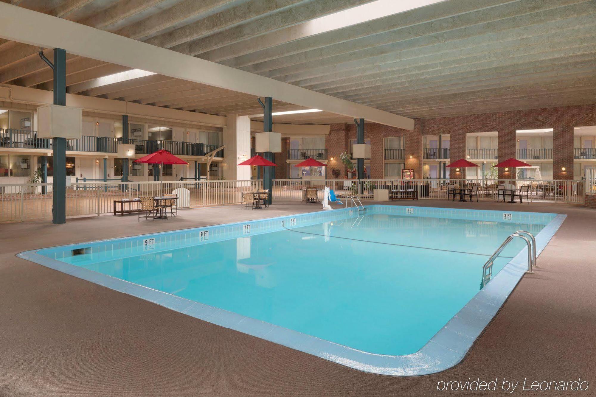 Ramada By Wyndham Uniontown Hotel Bagian luar foto