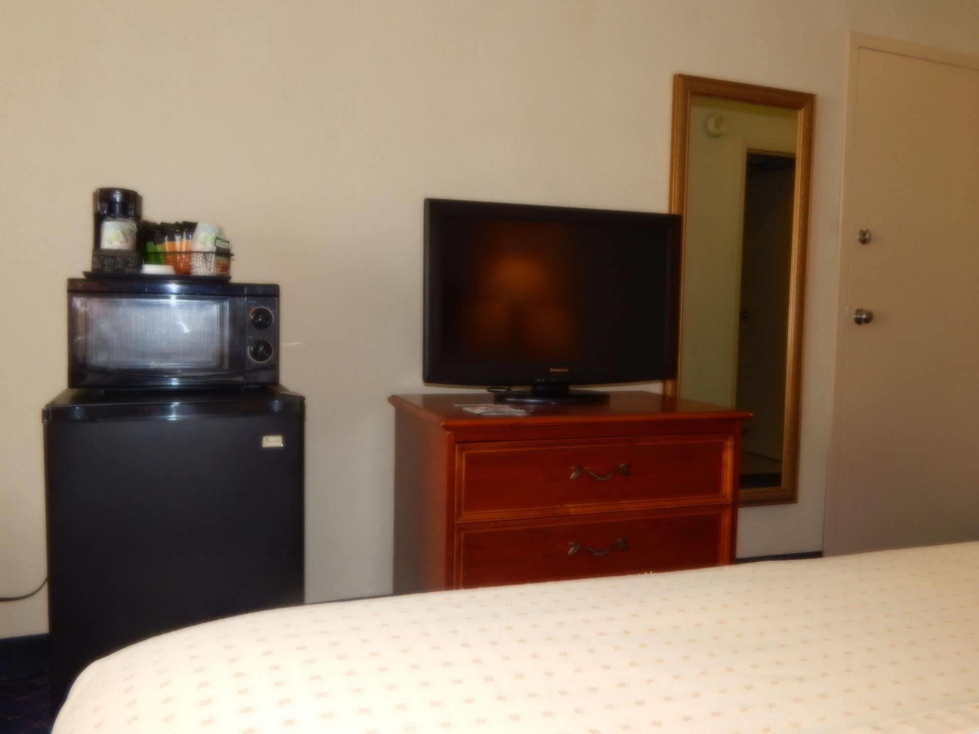 Ramada By Wyndham Uniontown Hotel Bagian luar foto