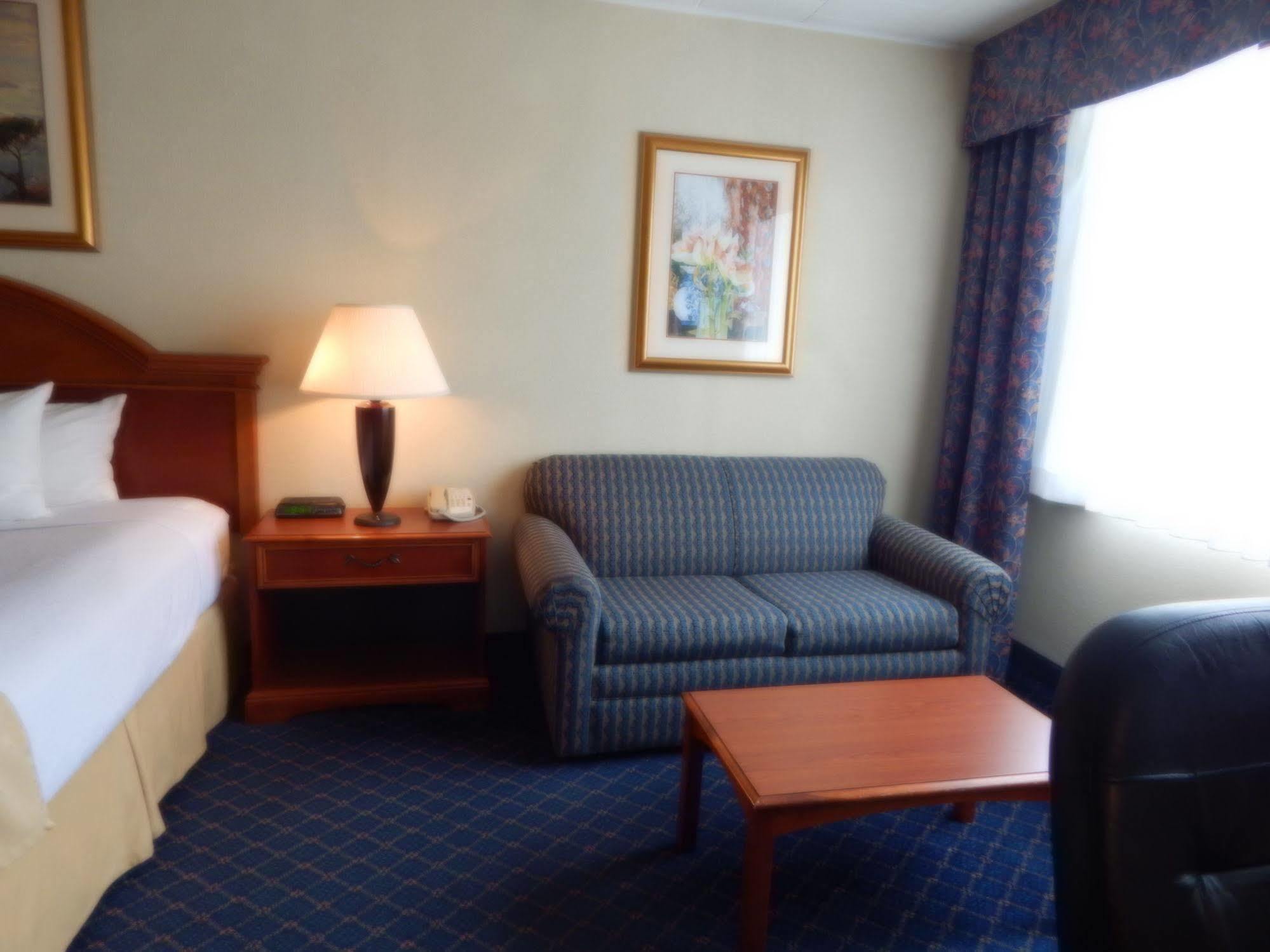 Ramada By Wyndham Uniontown Hotel Bagian luar foto