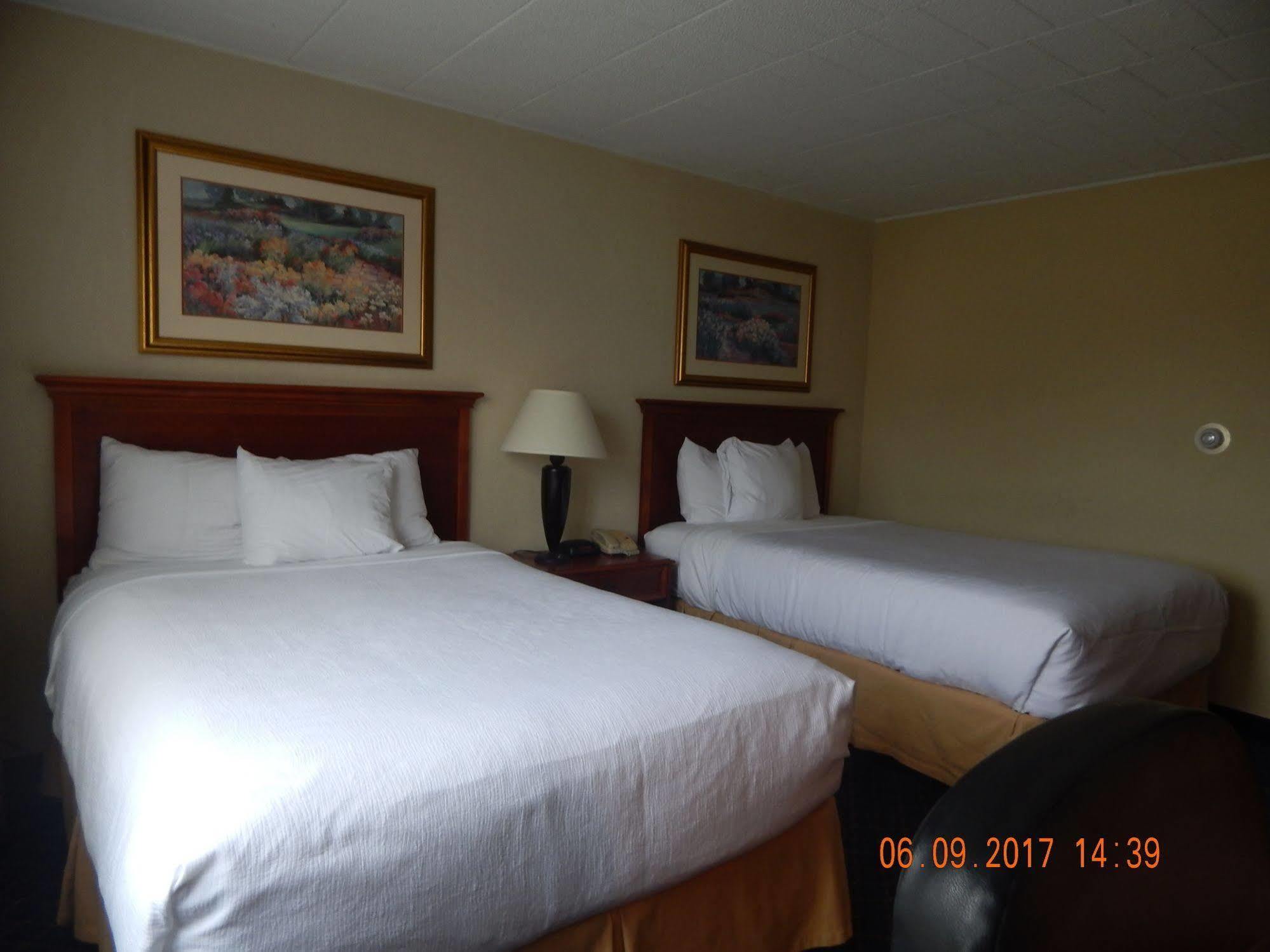 Ramada By Wyndham Uniontown Hotel Bagian luar foto