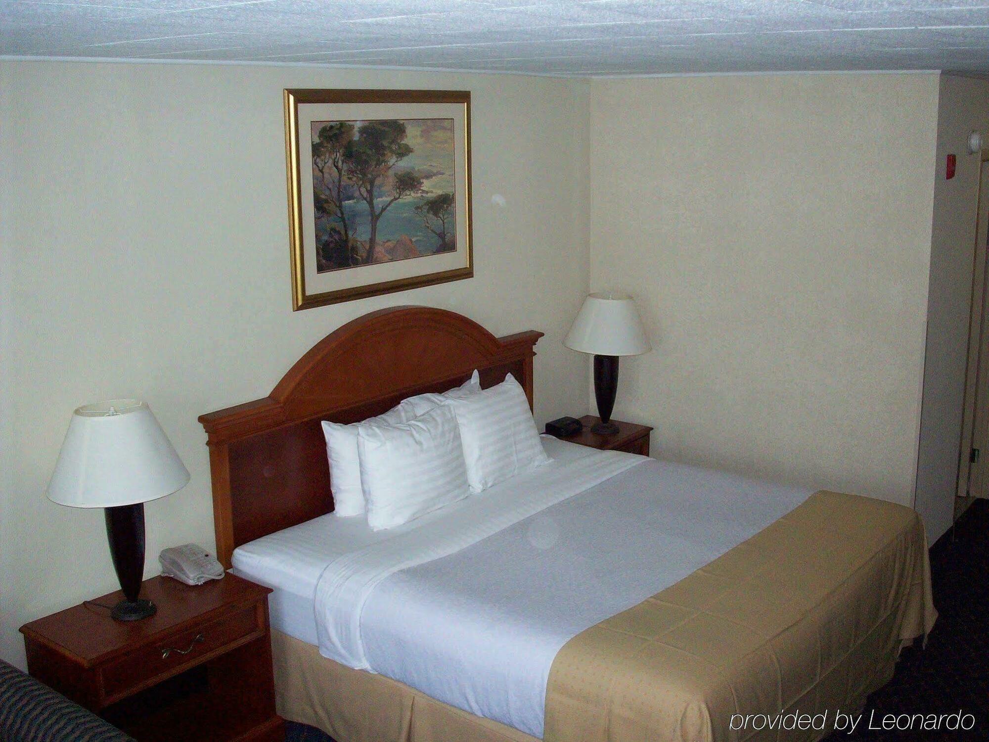 Ramada By Wyndham Uniontown Hotel Bagian luar foto